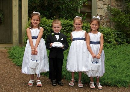 Gyermekek az esküvőn óvatosan a kis vendégek