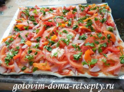 Házi pizza sonkával, paradicsommal - a recept egy fotó