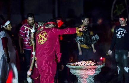 Fotóriport félelmetes fekete tömeg sátánisták (imádók közeledett each) Fotóriport félelmetes sátáni fekete tömeg