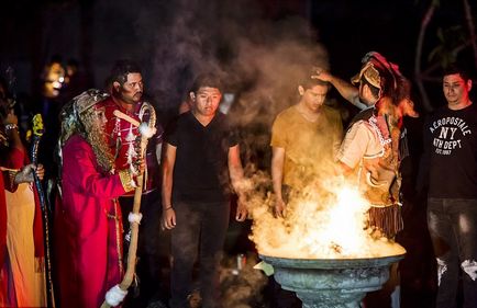 Fotóriport riasztó fekete Mass satanistov (sámán Enrique Verdon) Fotóriport félelmetes sátáni fekete tömeg