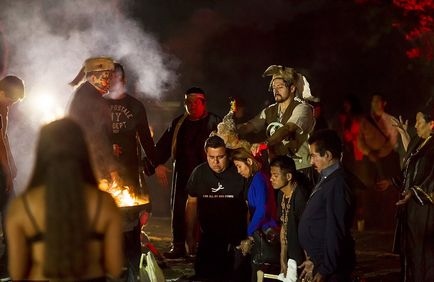 Fotóriport riasztó fekete Mass satanistov (sámán Enrique Verdon) Fotóriport félelmetes sátáni fekete tömeg