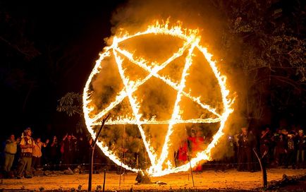 Fotóriport riasztó fekete Mass satanistov (sámán Enrique Verdon) Fotóriport félelmetes sátáni fekete tömeg