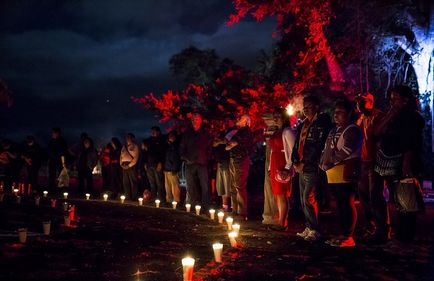 Fotóriport riasztó fekete Mass satanistov (sámán Enrique Verdon) Fotóriport félelmetes sátáni fekete tömeg