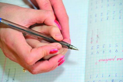 Hogyan kell tanítani a gyermeknek, hogyan kell tartani a tollat ​​és ceruzát (8 módon), a hálózat a szociális munkások