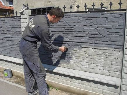 Mi festékkel festeni a betonkerítés kezüket milyen anyagokból van szükség, a fajta tinták és
