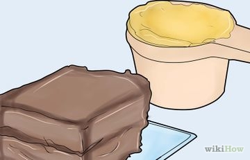 Ahogy fedél torta jegesedés (tetején a sütemény) Hogyan terjed a torta máz