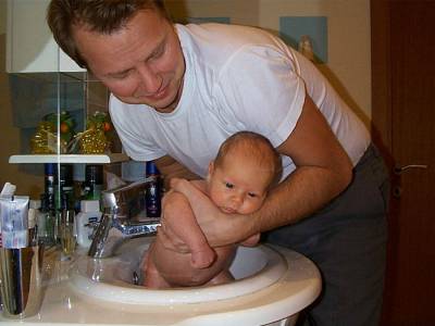 Hogyan fürödni egy újszülött fiú, és mossa ki
