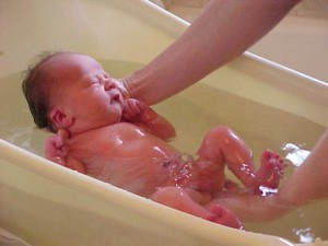 Hogyan fürödni egy újszülött fiú - felkészülés vizes kezelések, mint a fürdés, az idő