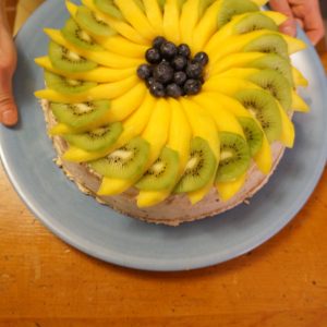 Hogyan díszíteni a tortát gyümölcs otthon, lépésről lépésre fotó