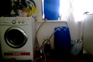 Hogyan kell telepíteni egy mosógép vízellátás nélkül a vidéki területeken