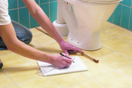 Hogyan kell telepíteni a WC a csempe saját kezűleg - módon kézi videóval
