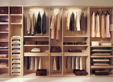 Hogyan kell tárolni a ruhákat a szekrénybe alapvető szabályok és ajánlások