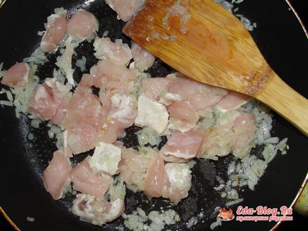 Csirke gombával, tejszínes mártással egy serpenyőben recept lépésről lépésre fotók