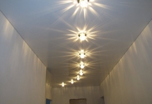 Stretch mennyezet a folyosón fotó kialakítás hosszú, fényes duplex, egy kicsit szűk