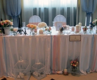 Így esküvői asztalra menyasszony és a vőlegény fotó 100