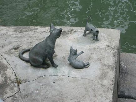 Emlékművek és szobrok macskák