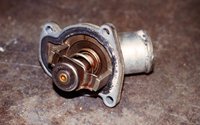 A működési elve a motor termosztát áramkör és az árat (a) A működési elve a motor termosztát áramkör és árak