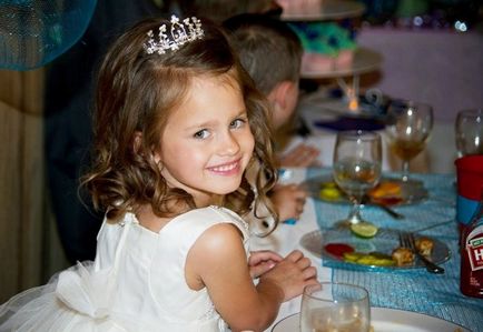 Szórakozást nyújt a gyermekeknek az esküvőn