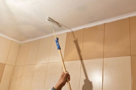 Fogasléces mennyezet a fürdőszobában a kezüket (javítás) Fogasléces mennyezet a fürdőszobában a kezüket
