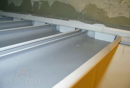 Fogasléces mennyezet a fürdőszobában a kezüket (rack-plafon a fürdőszobában) Fogasléces mennyezet a fürdőszobában a kezüket