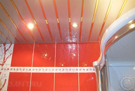 Fogasléces mennyezet a fürdőszobában a kezüket (rack-plafon) Fogasléces mennyezet a fürdőszobában a kezüket