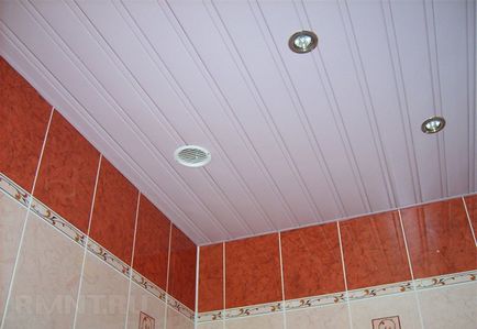 Fogasléces mennyezet a fürdőszobában a kezüket