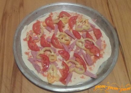 Recept házi pizza sonkával, sajttal és paradicsommal