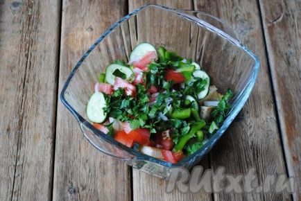 Saláta krutonnal, paradicsom és uborka - a recept egy fotó