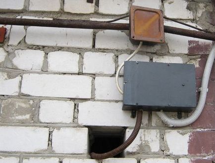Tippek, hogyan vezeti az áramot, hogy a garázsban egy villanyszerelő (kábel) Tippek, hogyan vezeti az áramot, hogy a garázsban a villanyszerelő