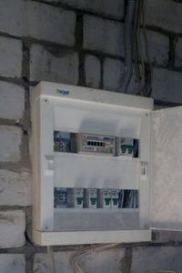 Tippek, hogyan vezeti az áramot, hogy a garázsban egy villanyszerelő (Enter garázs kész) Tippek, hogyan vezeti az áramot, hogy a garázsban a villanyszerelő