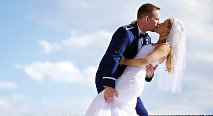 Esküvői fehér és kék színű dekoráció ünneplés ötletek ruhák és dísztárgyak fotókkal