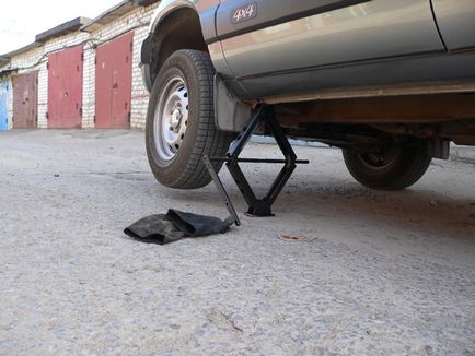 Hogyan változtassuk meg a kereket egy autó Hogyan változtassuk meg a kereket egy autó