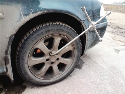 Hogyan változtassuk meg a kereket egy autó Hogyan változtassuk meg a kereket egy autó