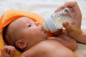 Mi a takarmány egy újszülött, ha nincs tej