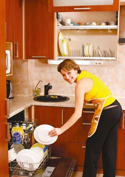 Hogyan mossa az edényeket a mosogatógépbe népi jogorvoslati