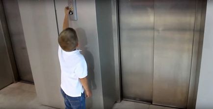 Mi van, ha beragadt a lift tippeket gyermek