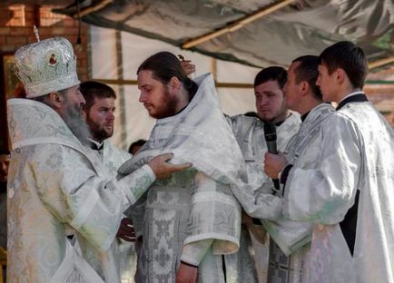 Mit jelentenek a színek a miseruhák papok ortodox élet
