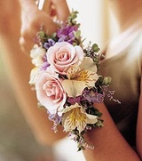 Virág karkötő a lányok az esküvőn