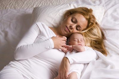Ha a gyermek alszik a szülőkkel - az előnyeiről és hátrányairól együtt alvás