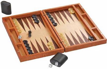 A játék a backgammon saját kezűleg a méret és rajzok