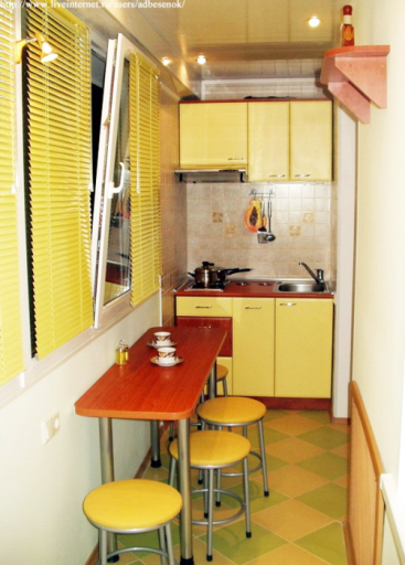A belső tér a kis konyha, a fotó részletesen tervezési példák
