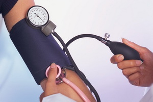 Vérnyomás mérésére és a videó, hogyan kell mérni a vérnyomást otthon