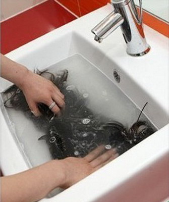 Hogyan lehet paróka, hogyan kell gondoskodni a hamis haj, hogyan kell mosni a parókát