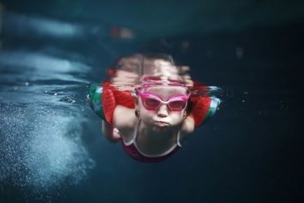 Hogyan kell tanítani a gyermeket, hogy úszni és búvárkodni