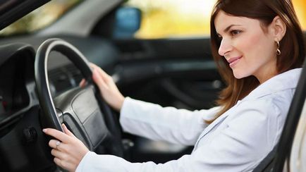 Hogyan lehet megtanulni vezetni egy újdonság, egy nő egyedül
