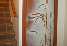 Hogyan frissíteni a régi ajtó belső saját kezűleg megváltoztatása nélkül a fotót és a paszta több fa, tapéta