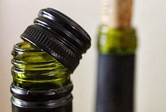 Hogyan kell megnyitni a bor nélkül egy dugóhúzót - 5 módon, hogy verte az üveget