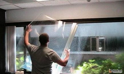 Hogyan helyezze fényvédő fólia az ablakon kezével
