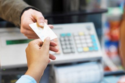 Hogyan hitelkártyával fizetni a boltban, és meg kell tudni róla