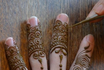 Hogyan kell felhívni a henna titkok alkalmazása ideiglenes tetoválás
